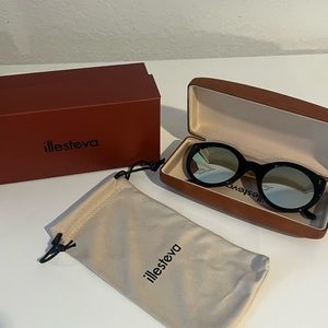 ILLESTEVA - Sunglasses in black frame with blue lens